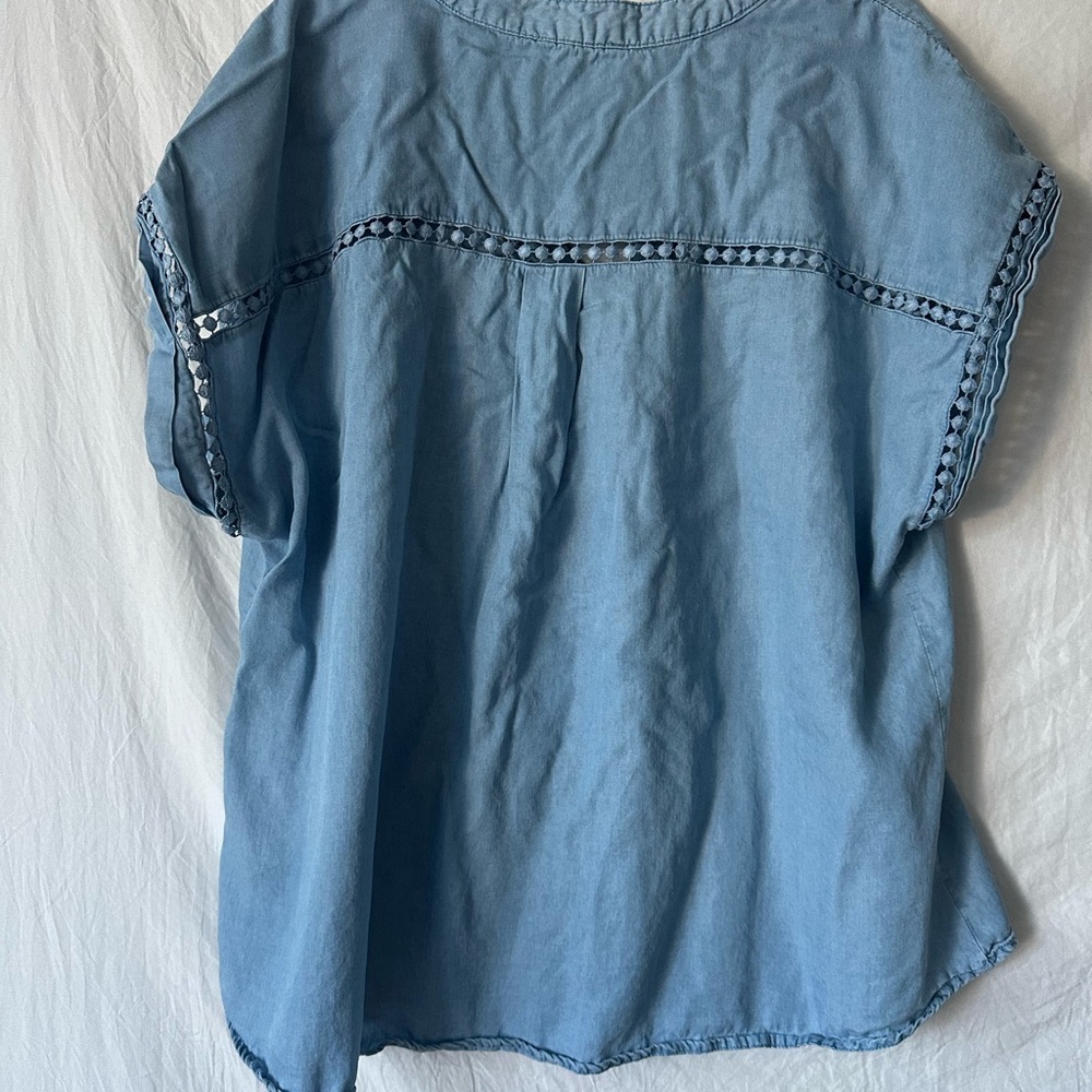 Flower & feather blouse size 2X - Picture 2 of 4